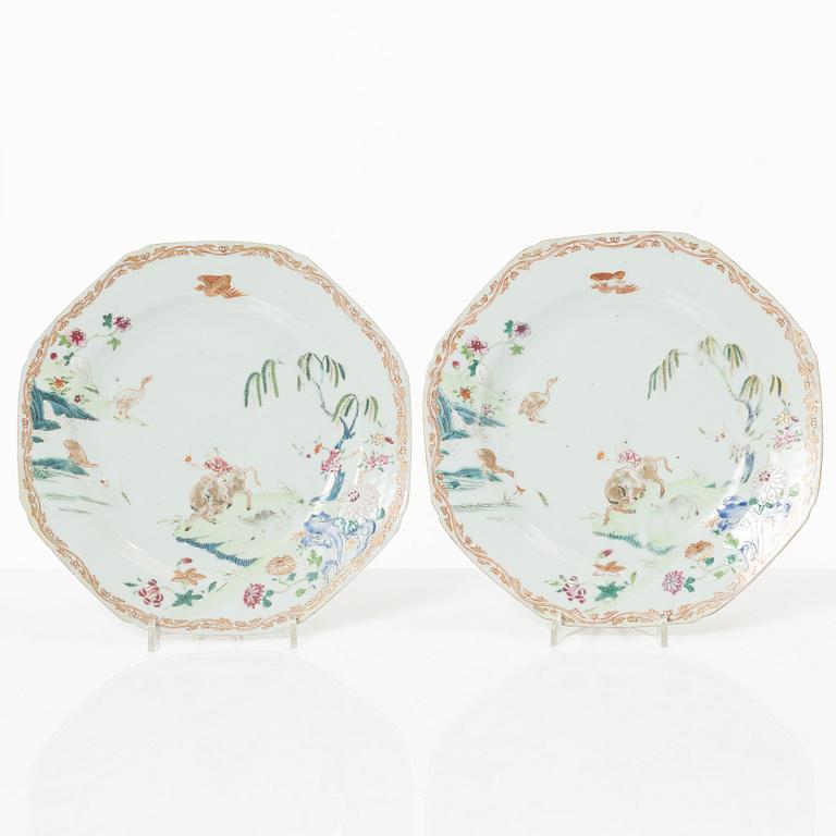 Tallrikar, fem stycken, porslin, Kina, Qingdynastin, 1700-tal.