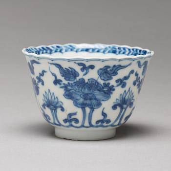 A blue and white cup with stand, Qing dynasty, Kangxi (1662-1722). Monogram HC.