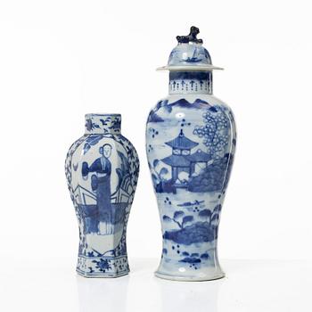 Two Chinese blue and white porcelain vases, Qing dynasty, 19th century.