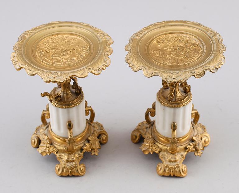 TAZZOR, 2 st, förgylld brons och marmor, omkring år 1900.