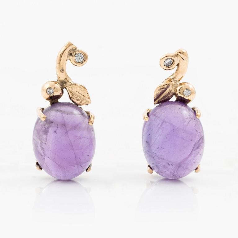 Örhängen, Mandelstam, 18K guld med cabochonslipade ametister och åttkant- och briljantslipade diamanter.