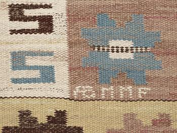 CARPET. "Kryptans matta" ("Sipporna"). Flat weave (Rölakan). 350 x 255 cm. Signed AB MMF.