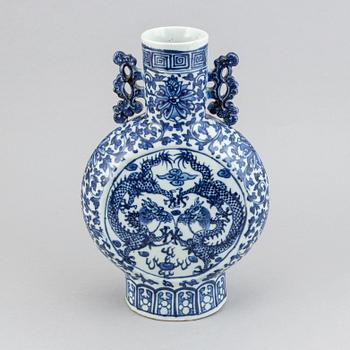 A blue and white porcelain moon flask, second half of the 19th century.