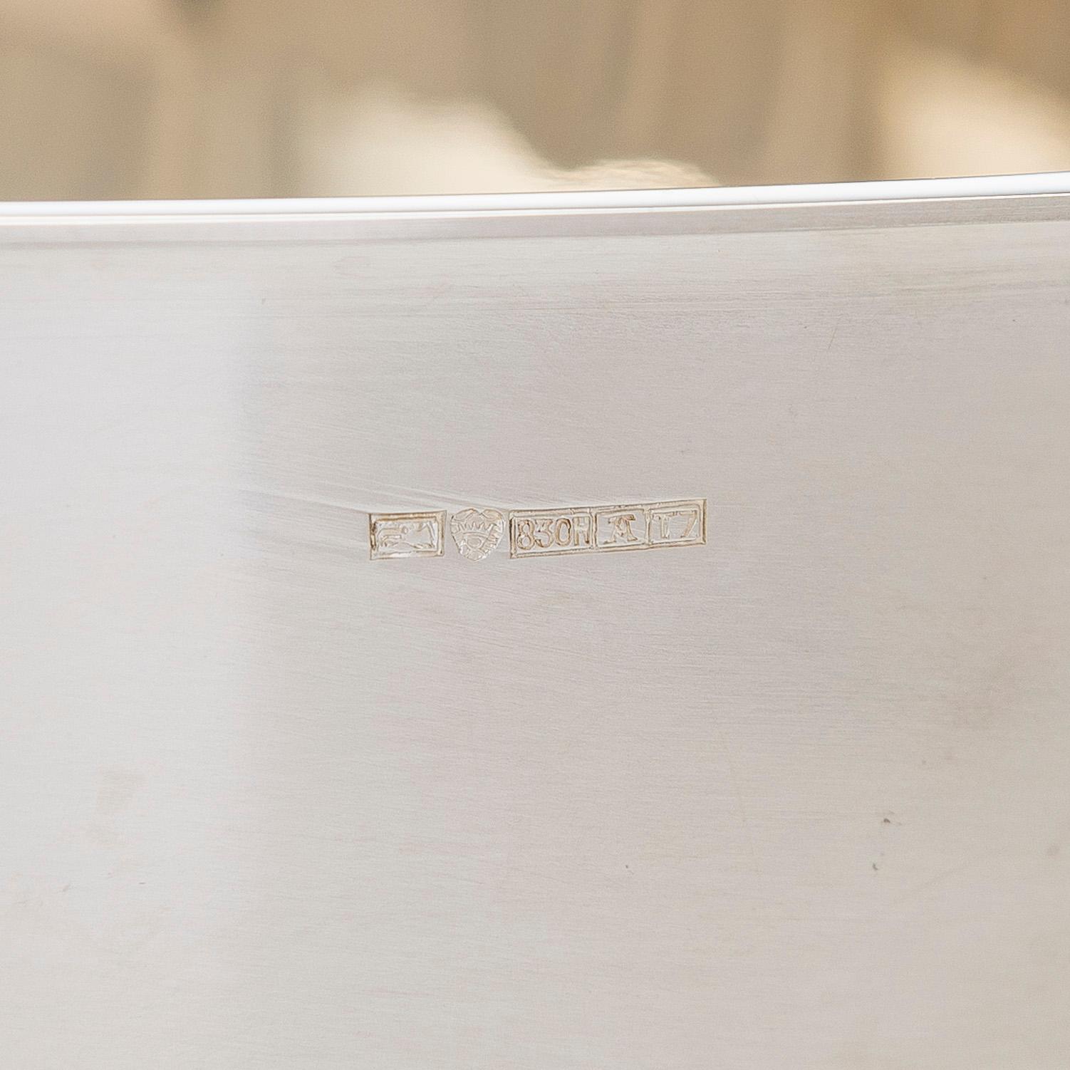A silver punch bowl with ladle and six beakers, Auran Kultaseppä, Turku 1975-76. In original wooden box.