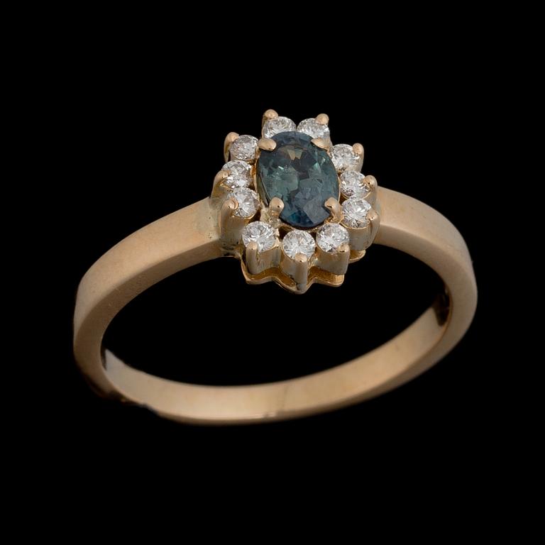 RING, fasettslipad alexandrit, briljantslipade diamanter, 18K guld.