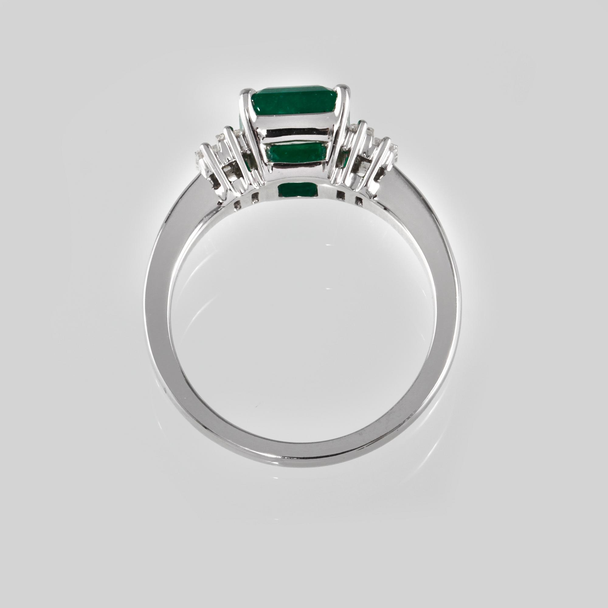 RING, 18k vitguld med smaragdslipad smaragd 2.03 ct samt 4 baguetteslipade diamanter 0.21 ct. Vikt 5,51 g.