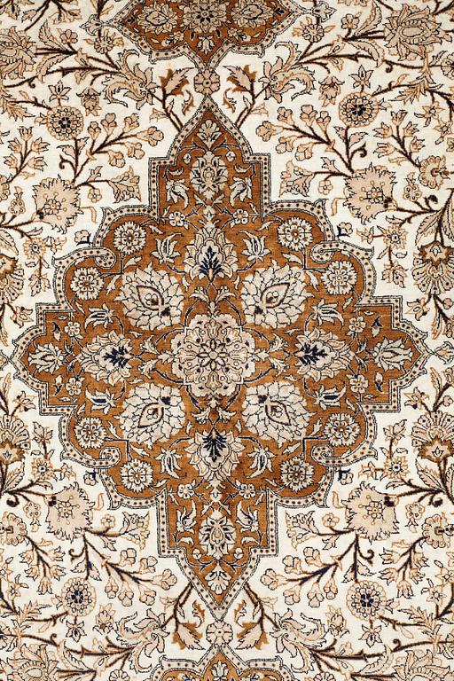 MATTA, semiantik silke Ghom, ca 269,5 x 179,5-182 cm (samt kortsidorna med 1 och 2 cm slätväv).
