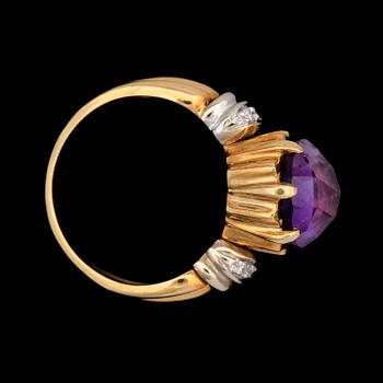 RING, 18k guld med ametist och små briljantslipade diamanter. Vikt 7,9g.