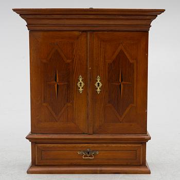 Hängskåp, barockstil, sent 1800-tal med äldre delar.