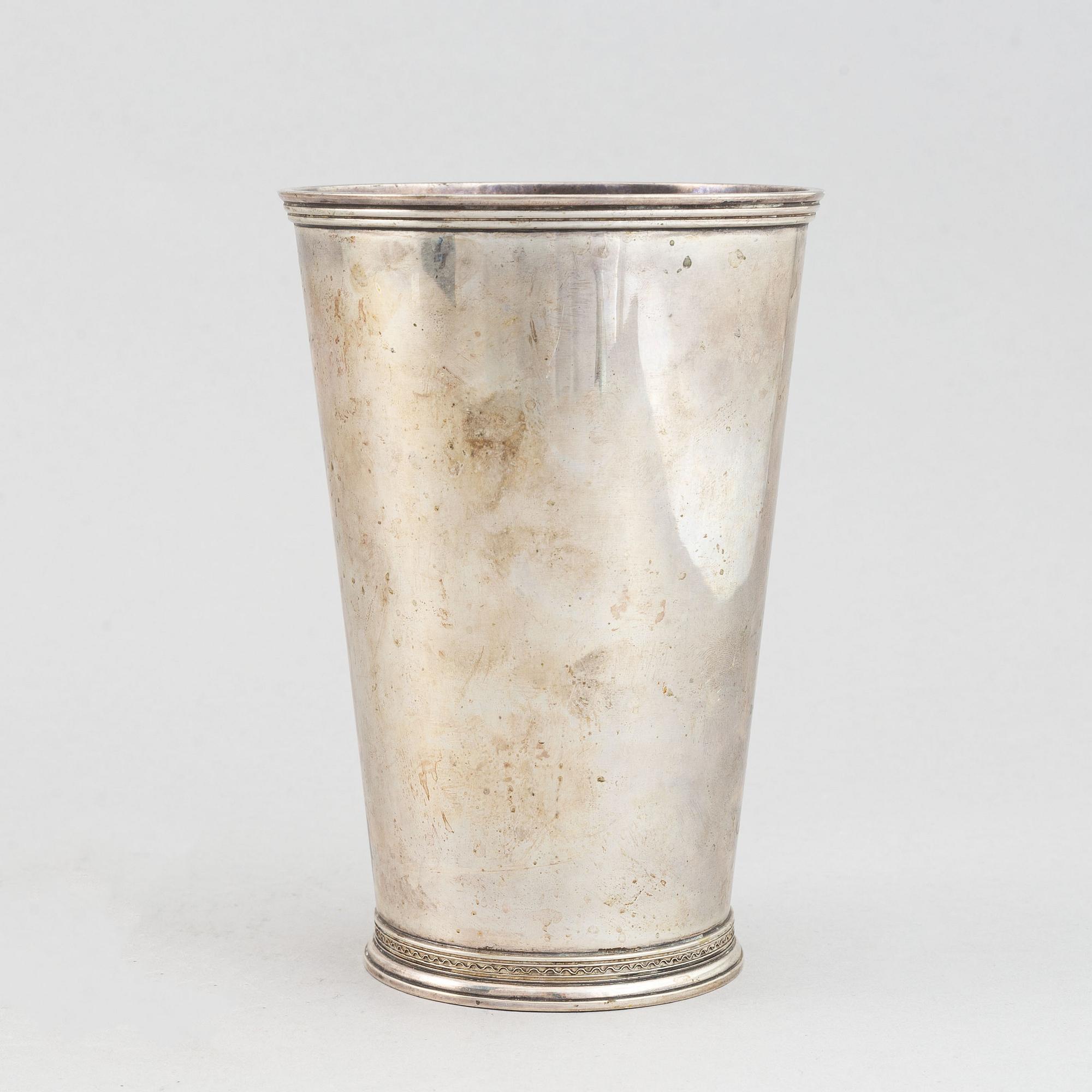 A silver beaker by C.F. Carlman, an inscription underneath, dated 1939.