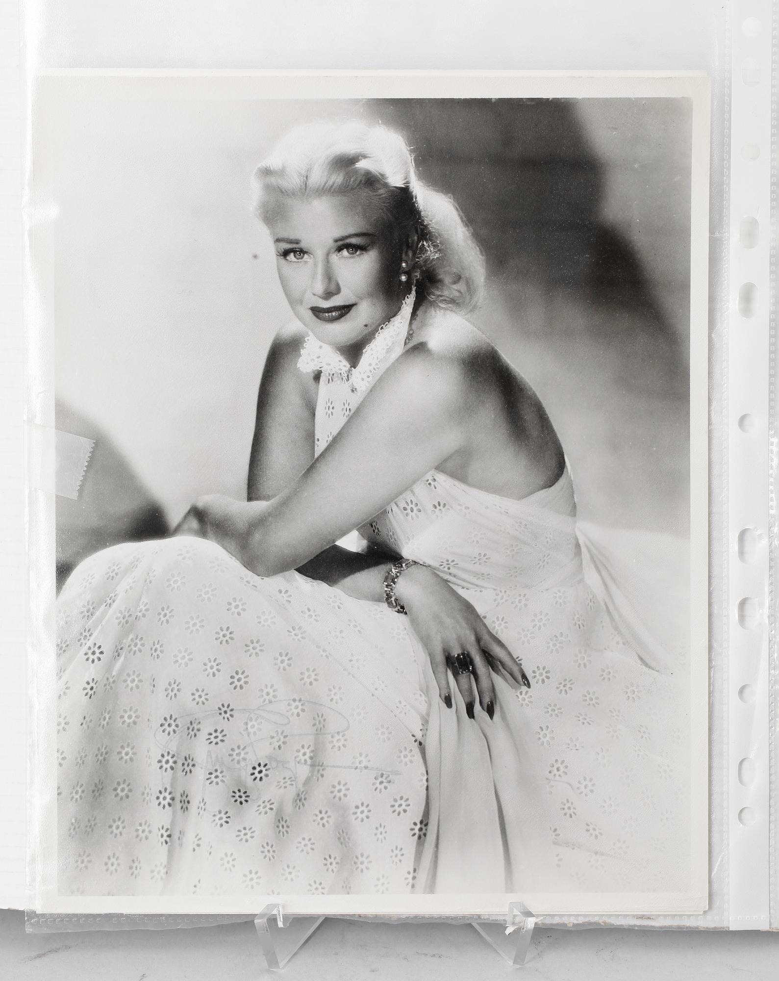 FOTOGRAFIER MED AUTOGRAFER, Ginger Rogers samt Brigitte Bardot, 1900-tal.