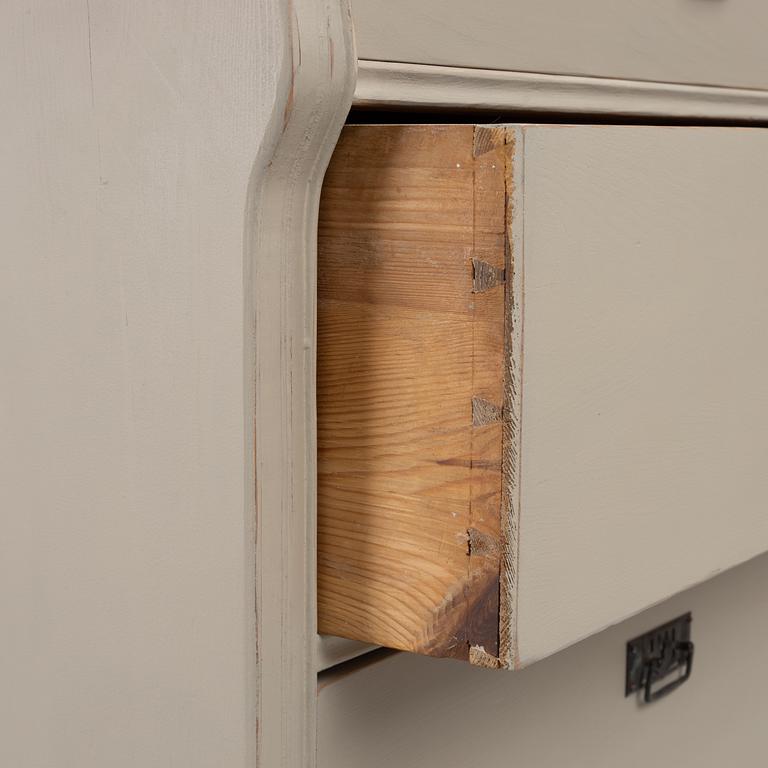 Chest of drawers, early 20th century.