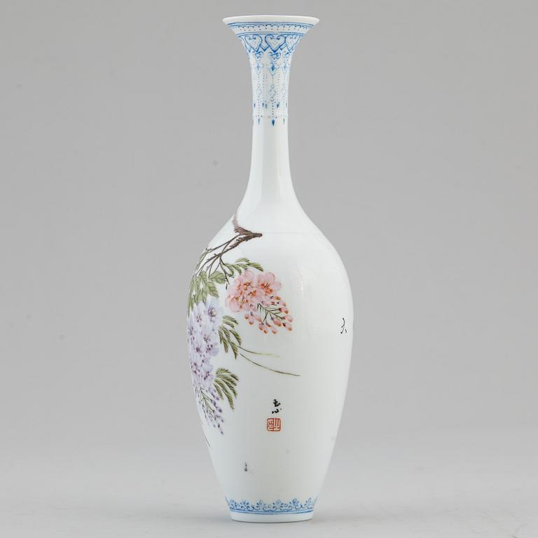 An Chinese eggshell porcelain vase, 1980/90s.