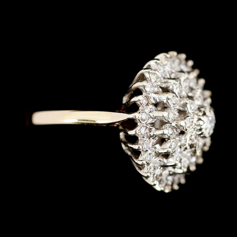 RING, 10 k vitguld, diamanter. Total vikt ca 4 g.