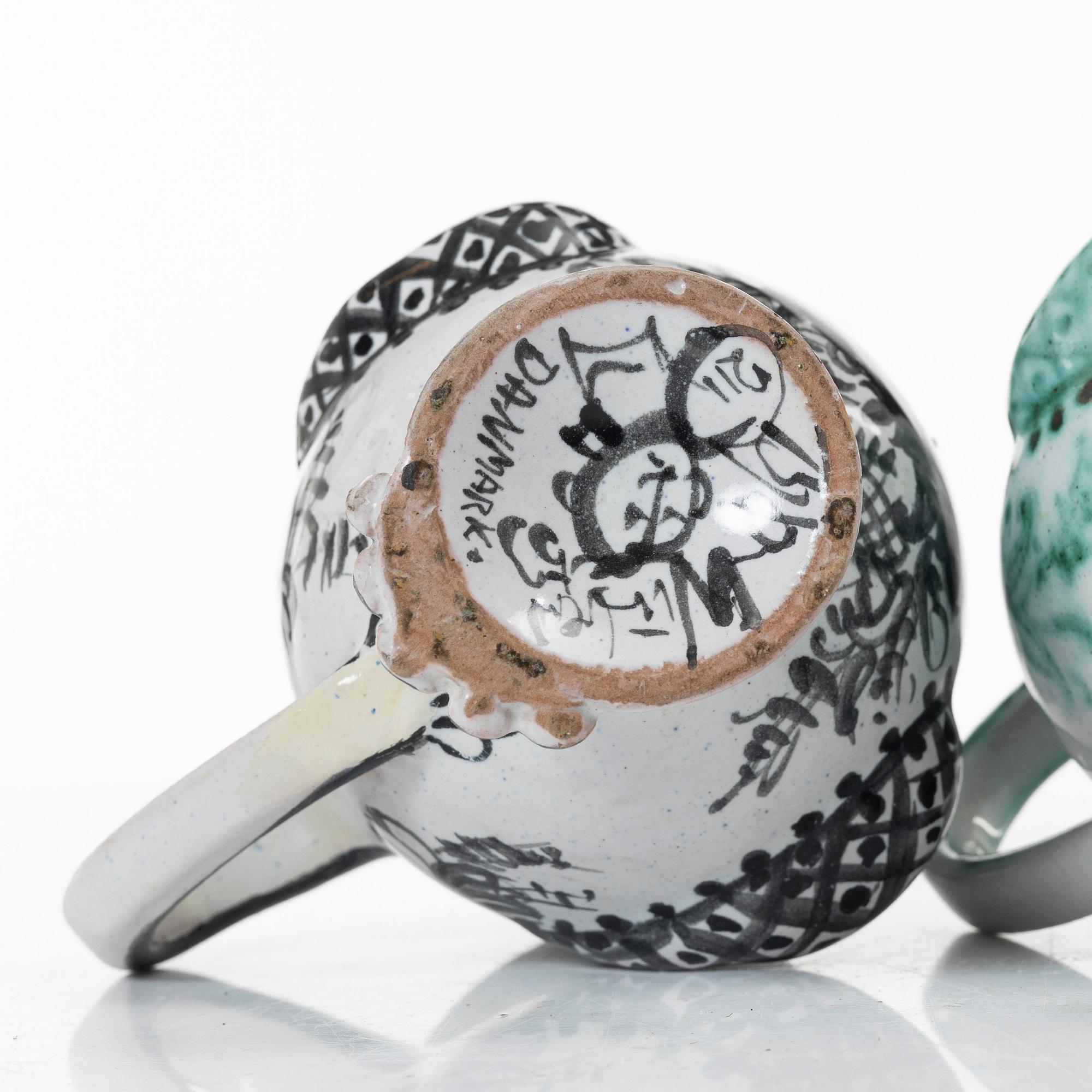 Björn Wiinblad, kannor med lock, två stycken, fajans, signerade och daterade -52 respektive -53.