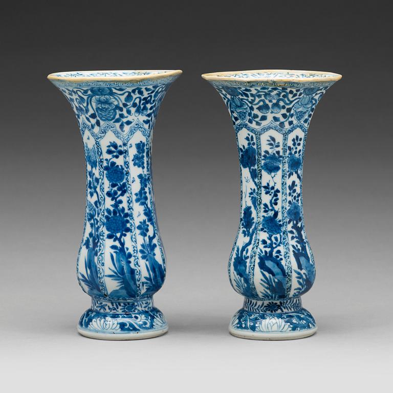 A pair of blue and white vases, Qing dynasty, Kangxi (1662-1722).