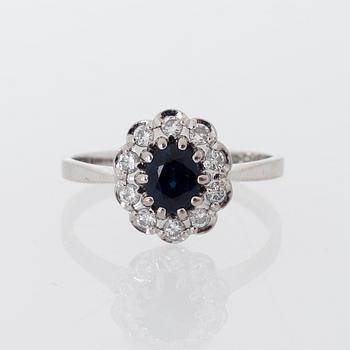 A RING, facetted sapphires, brilliant cut diamonds, 18K white gold. Bismarck-Koru, Helsinki 1985.