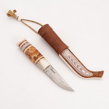 A reindeer horn knife by Anders Sunna.