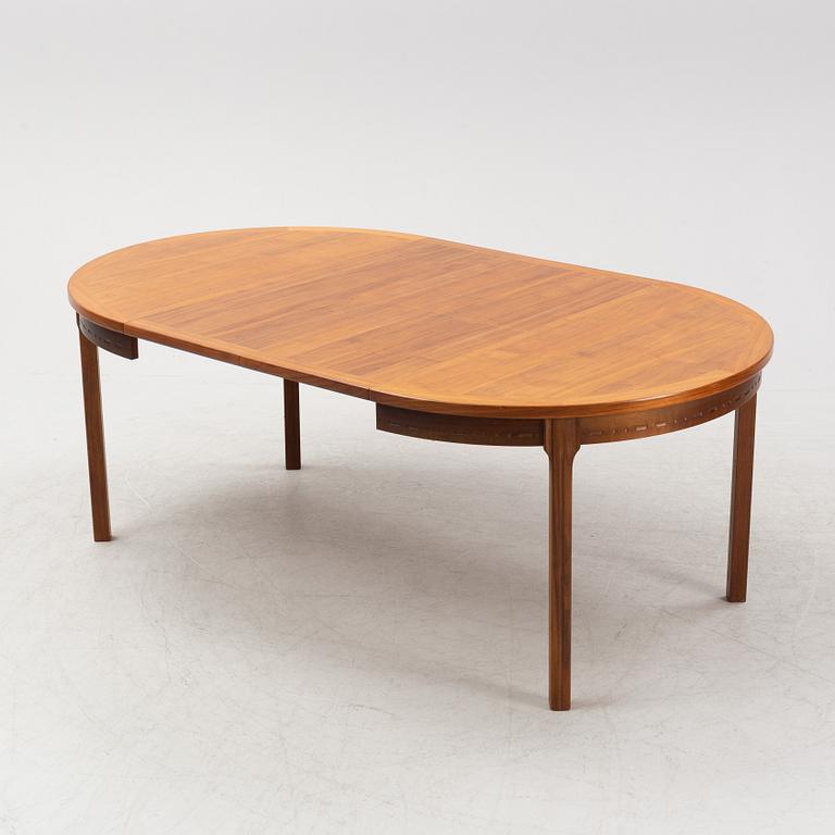 A 'Rimbo' walnut dining table and four chairs, second half of the 20th Century.