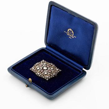 Buccellati brosch 14K guld och silver med gammal- och rosenslipade diamanter och rubiner.