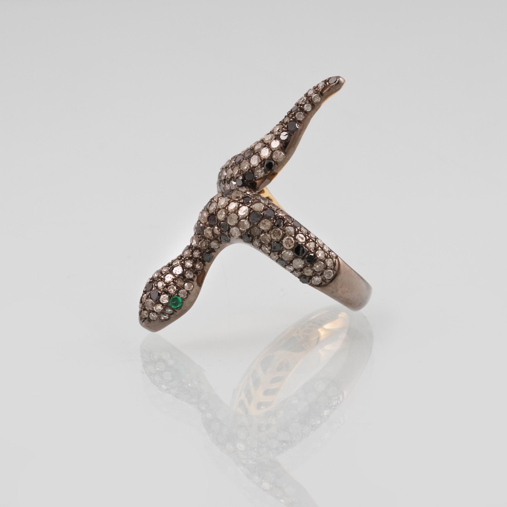 RING, förgyllt silver med fasettslipade diamanter ca 1.98 ct samt smaragder ca 0.03 ct. Vikt 5,0 gram.
