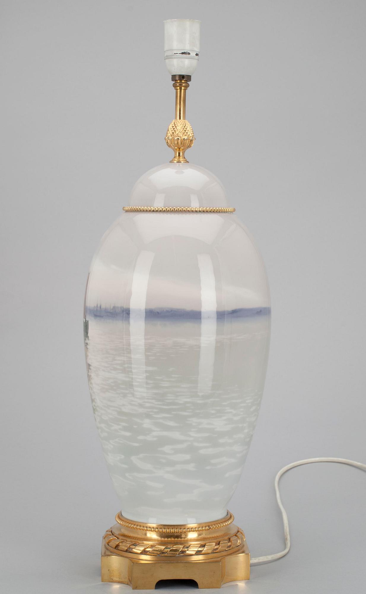 PÖYTÄVALAISIN, posliinia sekä kullattua messinkiä, Bing & Gröndahl, Tanska 1900-luvun alku.