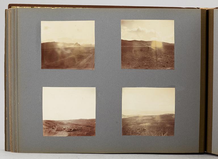 FOTOALBUM,   MEDELHAVSKRYSSNING 1905-06 MED KORVETTEN FREJA.