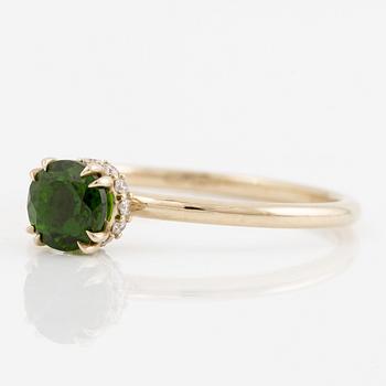 Ring 14K white gold with chrome diopside and brilliant-cut diamonds.