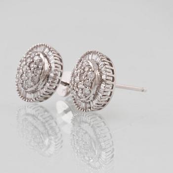 ÖRHÄNGEN, 18K vitguld med briljant och baguetteslipade diamanter ca 0.91 ct. Vikt 3,8 gram.