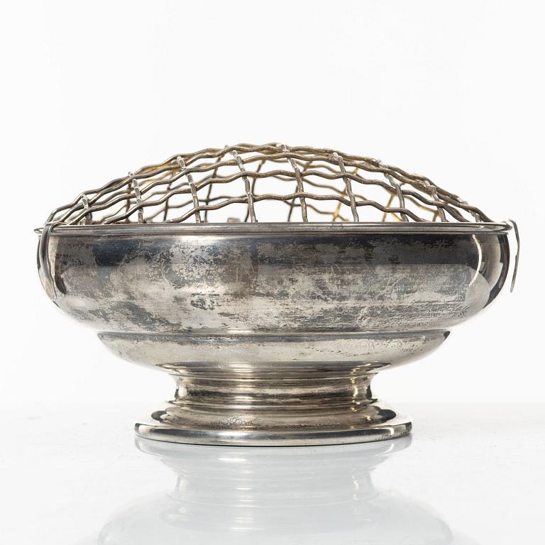 A parcel gilt silver bowl for flower arrangement, Garrard & Co Ltd, Birmingham 1975.