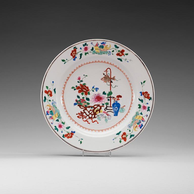 A famille rose serving dish, Qing dynasty, Qianlong (1736-95).