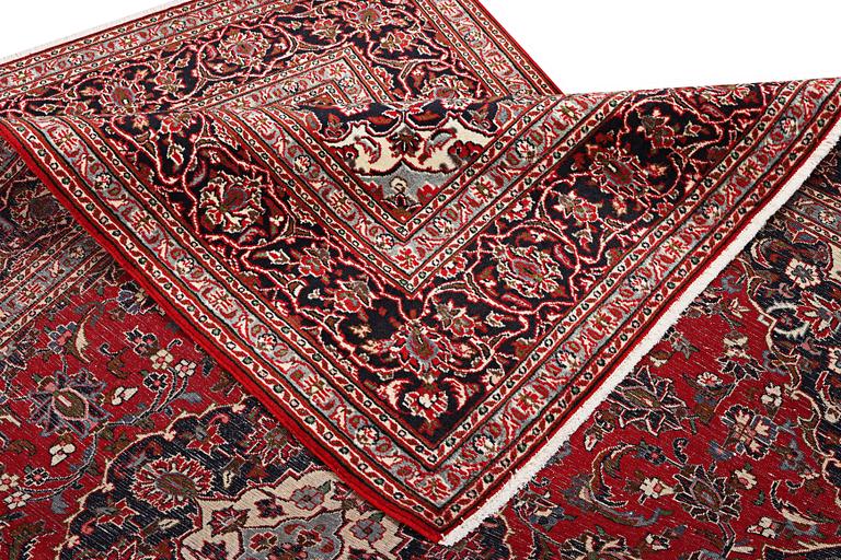 A Kashan carpet, c. 290 x 204 cm.