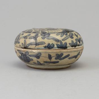 A blue and white box with cover, Ming dynasty (1368-1644).