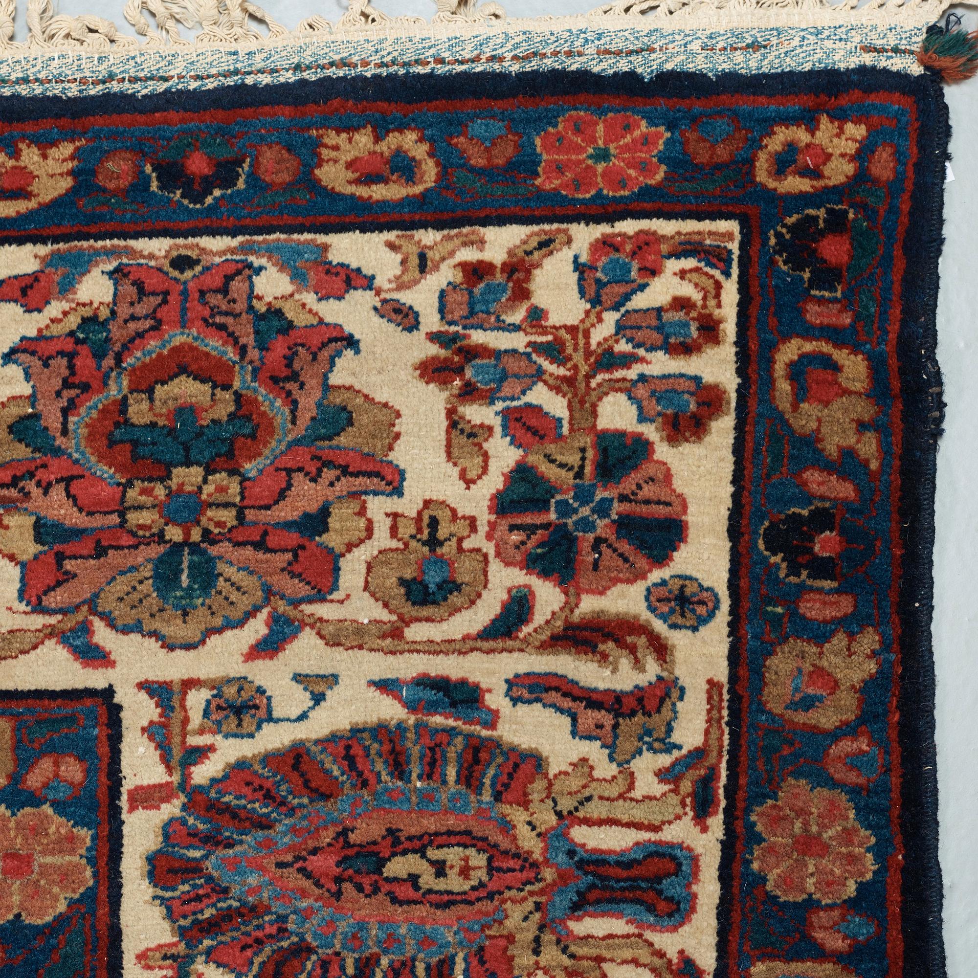 MATTA. Semiantik/Old Lilihan sannolikt. 471 x 349 cm (kortsidorna med 2-2,5 cm blå slätväv).