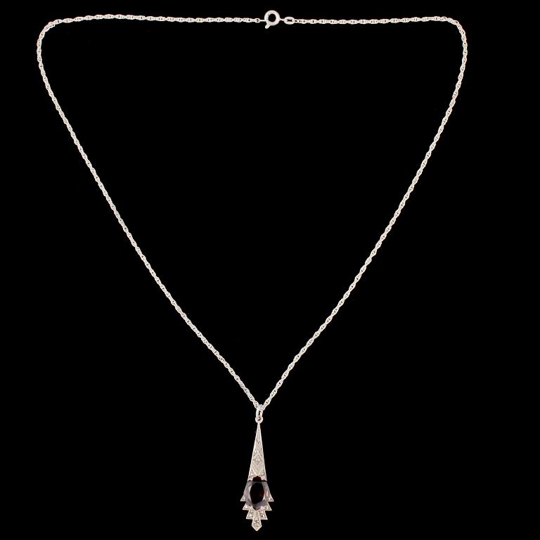 HÄNGE, sterlingsilver med fasettslipad röktopas och markasiter, omkring 1900-talets mitt. Vikt inklusive kedja 7 g.