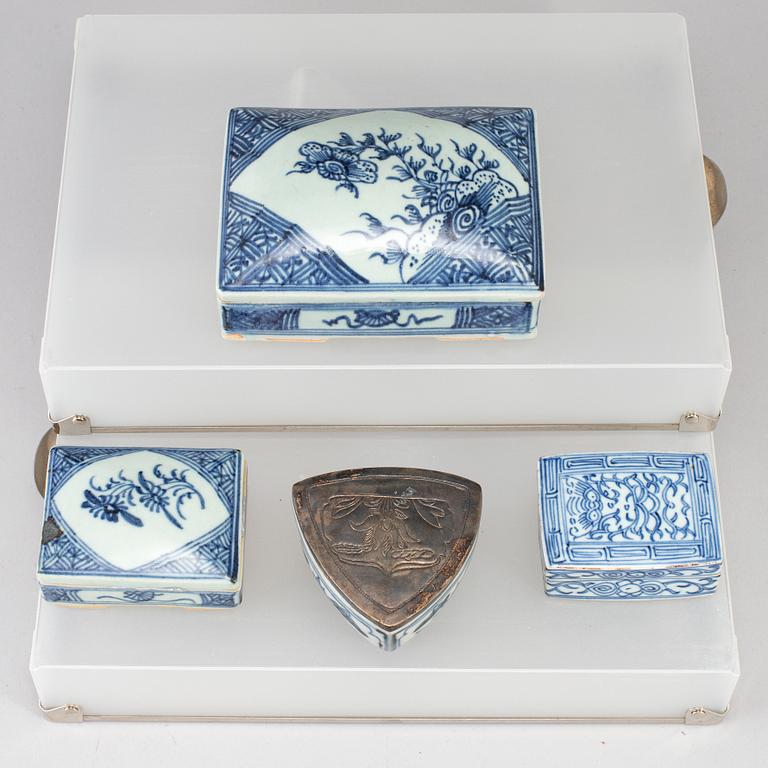 Four blue and white boxes with covers, Qing dynasty, 19th century.