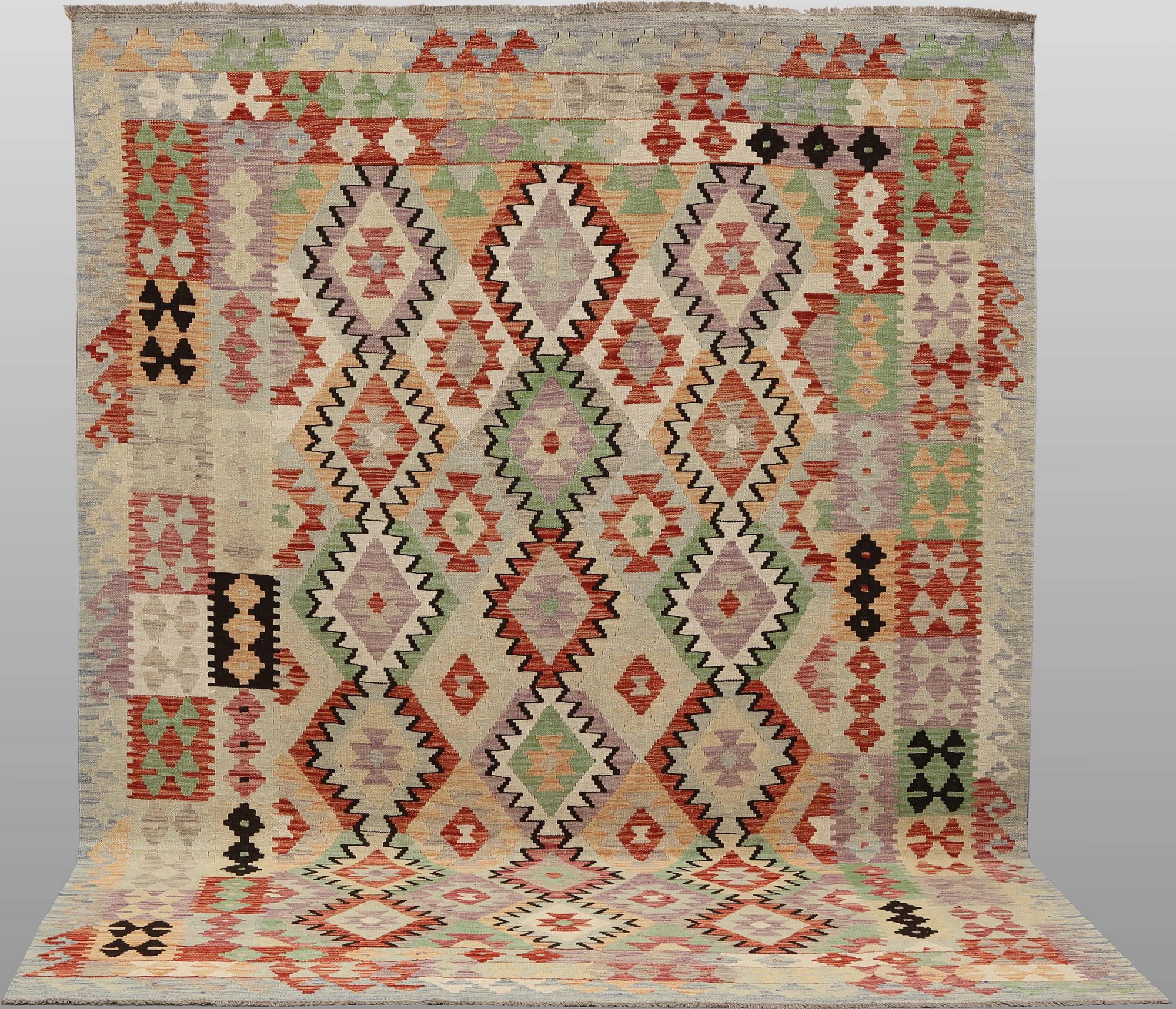 A Kilim carpet, approx. 293 x 202 cm.
