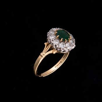 RING, 18K guld, diamanter, smaragd ca 1,00 ct. Vikt ca 6,1 g.
