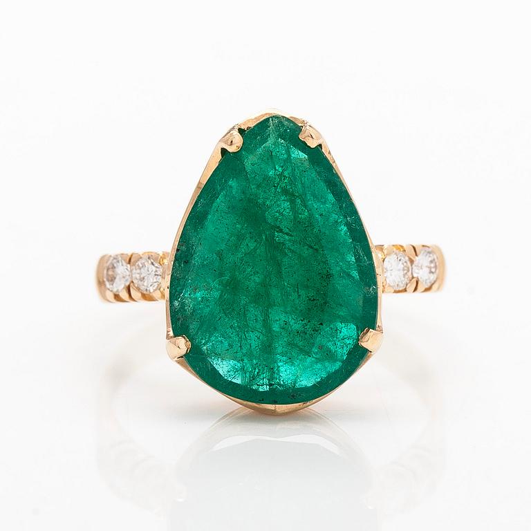 Ring in 18K gold, with a pear-cut emerald and diamonds. With IGI certificate.