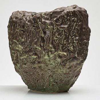 Mårten Medbo, vas, signerad och daterad 2001.