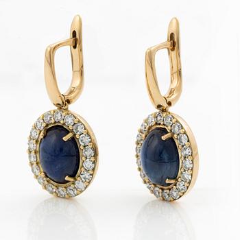 Earrings in 18K gold with cabochon-cut sapphires and octagon-cut diamonds.