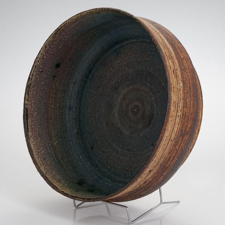 Raija Tuumi, a stoneware bowl, signed 1970 Arabia RT.