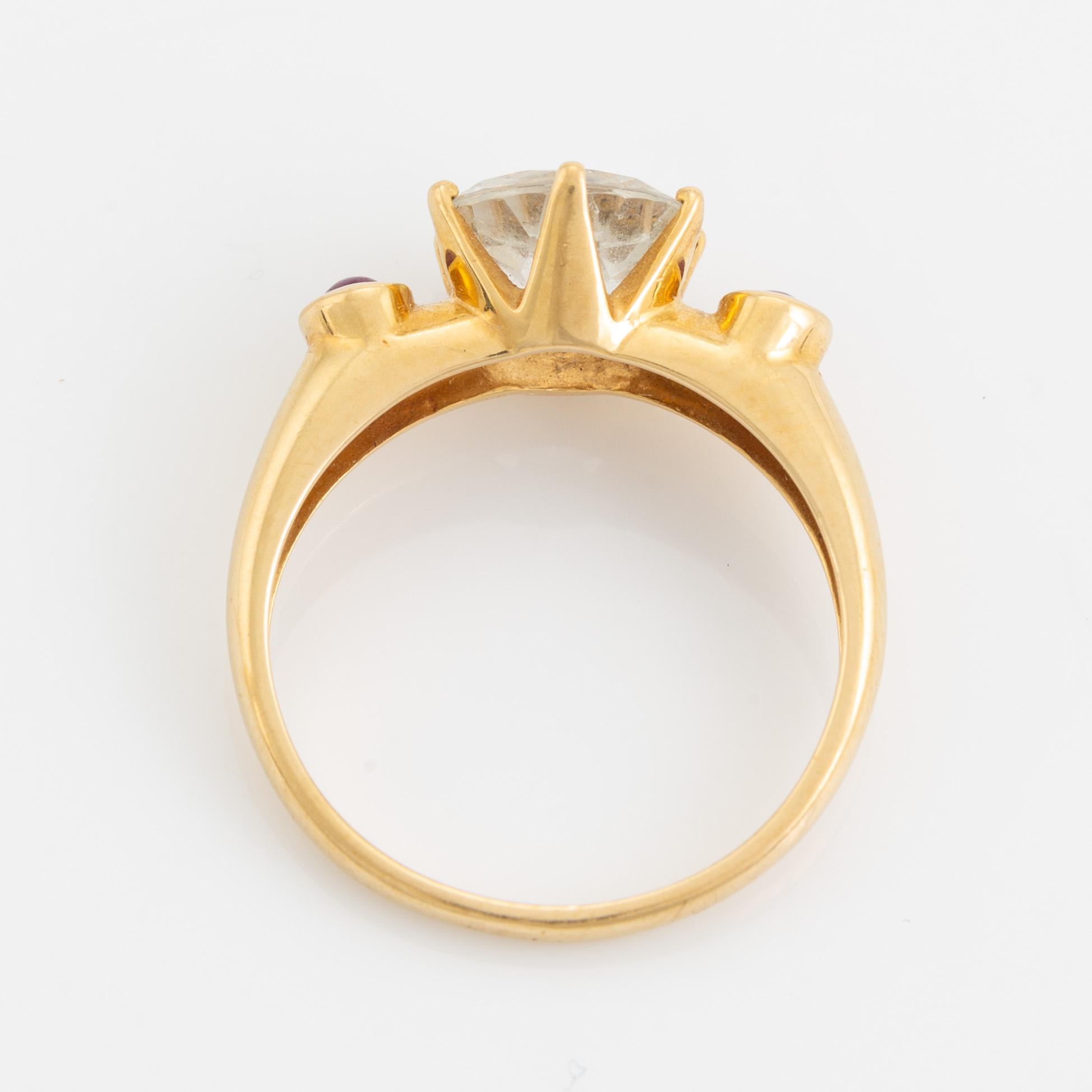 Ring 18K guld med vit topas och cabochonslipade rubiner.