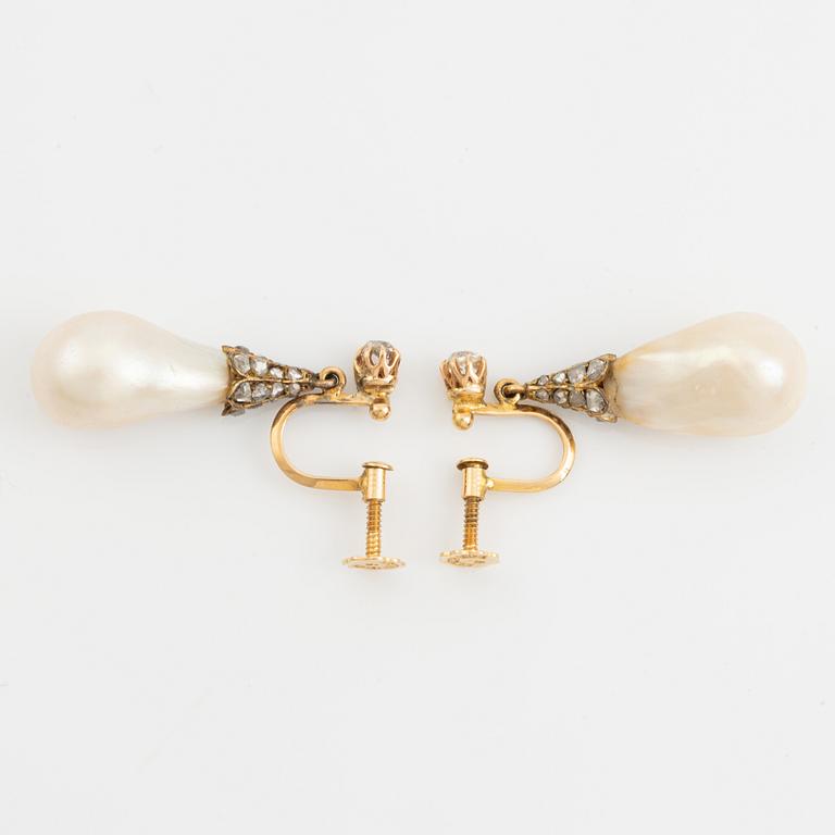 A pair of 18K gold earrings with drop-shaped pearls.