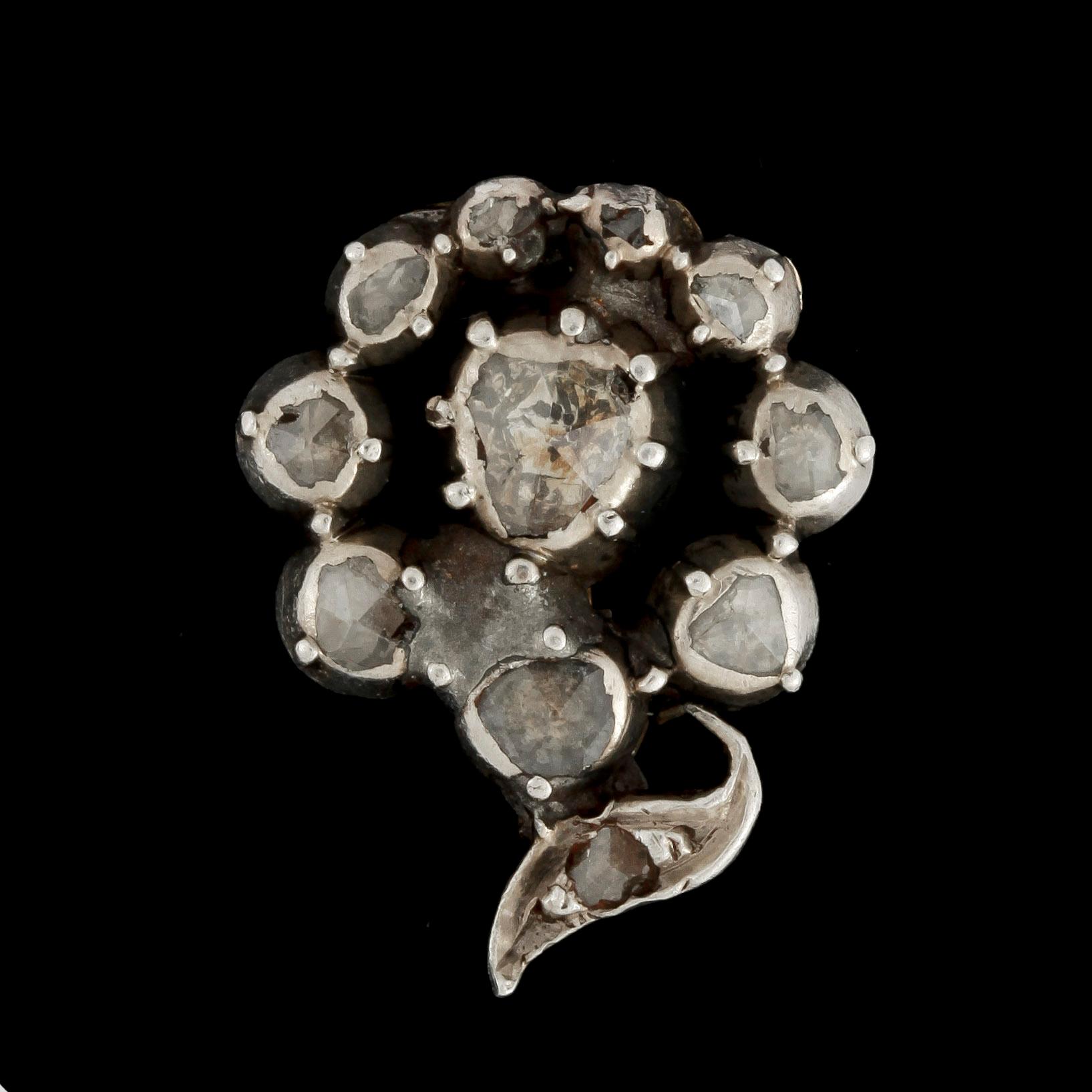 BROSCH, silver med rosenslipade diamanter, troligen 1700-tal (senare omarbetning) Vikt ca 3 gram.