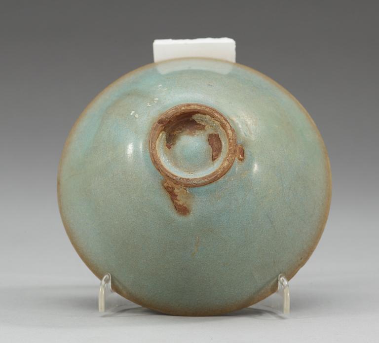 A lavender Chün-glazed bowl, Song/Yuan dynasty.