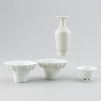 A set of 3 blanc de chine libation cups and a vase, late Qing dynasty.