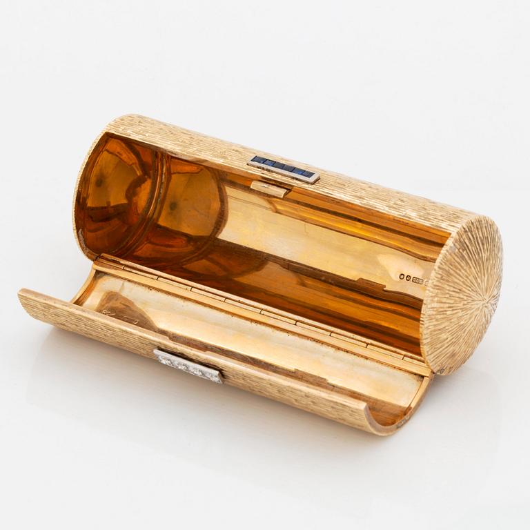 Cigarettetui 9K guld med runda briljantslipade diamanter och trappslipade safirer.