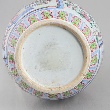 A porcelain vase, China, Qingdynasty, 19th century.