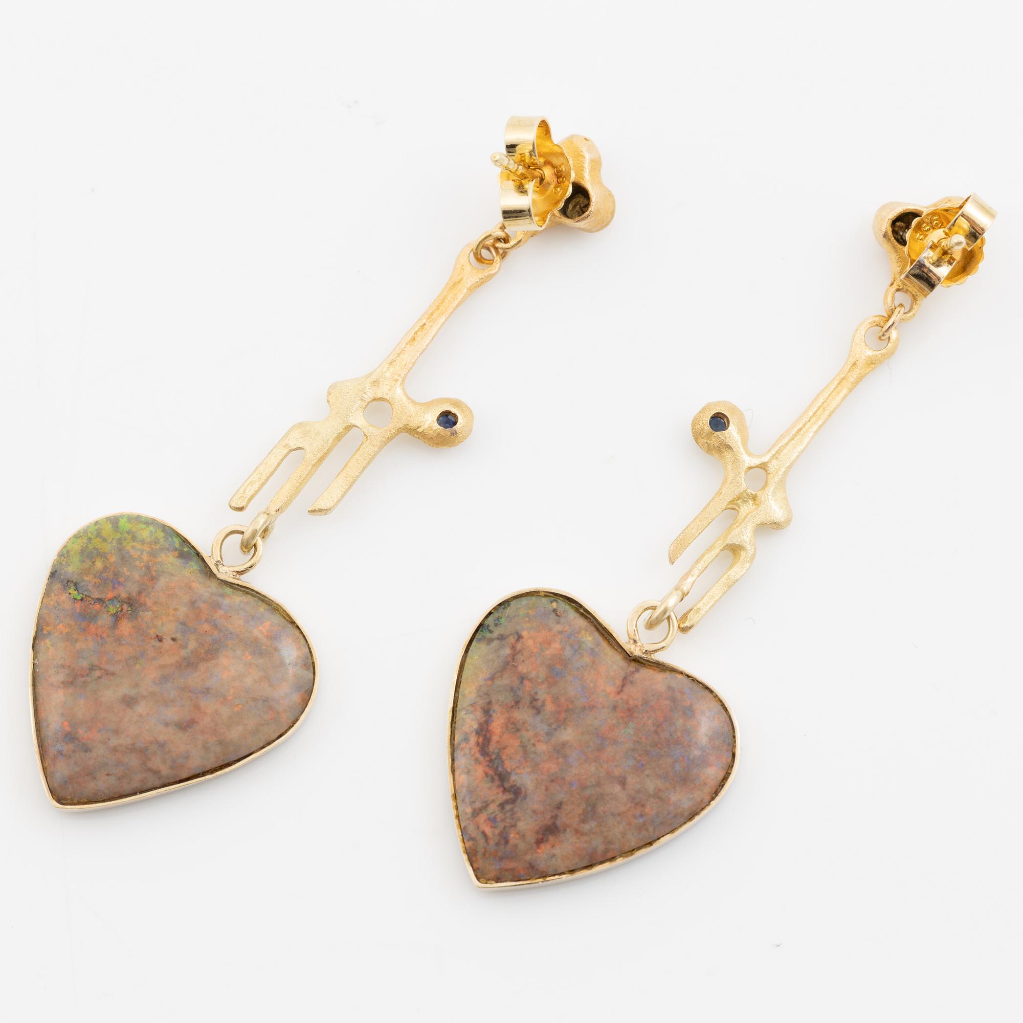 A pair of earrings 14K gold with opal.